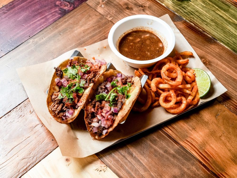 Cheese Beef Birria タコス — 店イチオシ